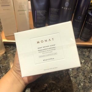 Monat Berry refined scrub